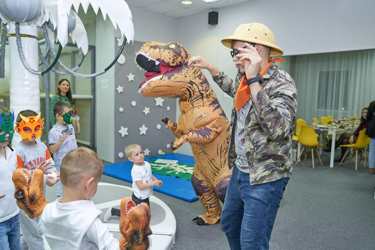 Следопыт и динозавр