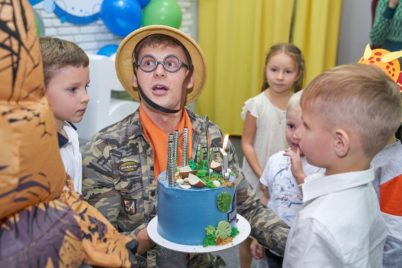 Следопыт и динозавр